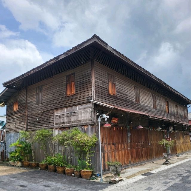 ที่นี่ "ถนนยมจินดา" เมืองเก่าระยอง 