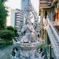 泰國曼谷市區歷史古跡皇家寺廟:Wat Sutthiwararam，精美絕倫的建築和雕像，適合打卡拍照📸好去處