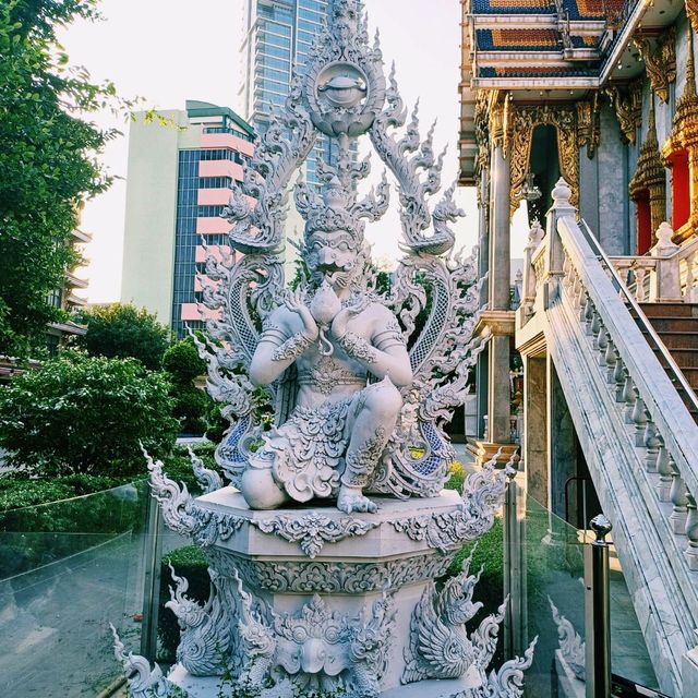 泰國曼谷市區歷史古跡皇家寺廟:Wat Sutthiwararam，精美絕倫的建築和雕像，適合打卡拍照📸好去處