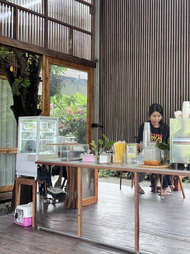 Chapter 2WO Coffee คาเฟ่ริมถนนเลีบบทางรถไฟ ☕️