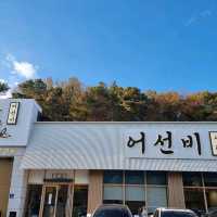 깔끔하고 모던한 식당에서 화덕에 구운 생선구이를