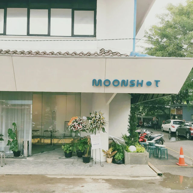Moonshop by the sea