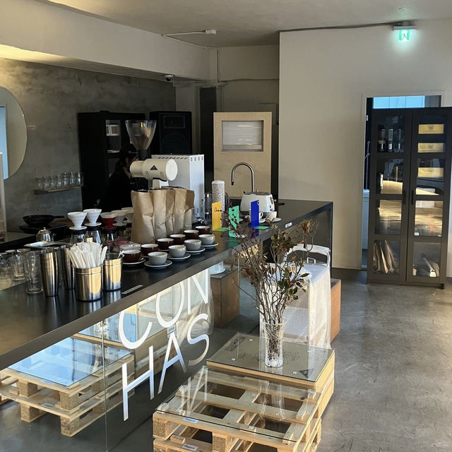 【韓国】コンセント,wifiありの2階まであるホンデの広いカフェ☕️