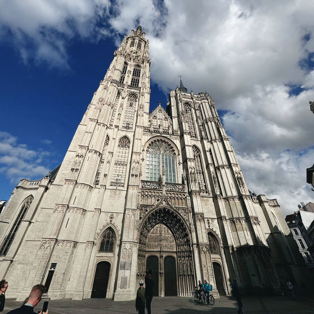 比利時🇧🇪｜超可愛的雕像出現在聖母主教堂前⛪️ 