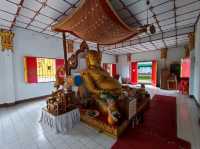 วิหารสีทองอร่ามงดงามเป็นเอกลักษณ์ ใจกลางเมืองน่าน