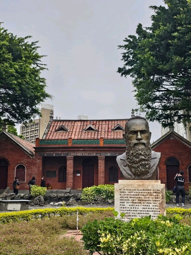 클래식한 서양 건축 양식의 붉은 빛 건물이 예쁜 대학교 🧱🏢