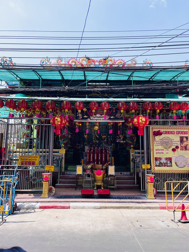 “Chinatown Bangkok: A Sea of Red for Chinese New Year Celebrations”