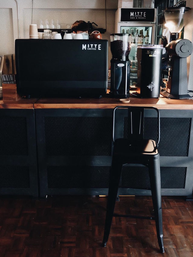 Mitte Coffee cafe & friends : คาเฟ่โทนเข้ม นนทบุรี