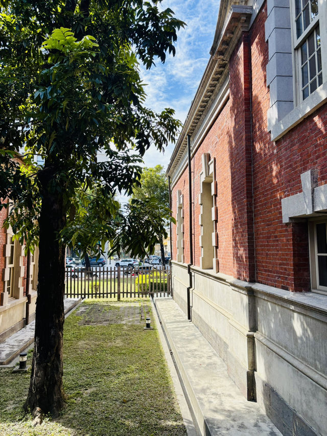 🏛️台南 司法博物館，藍天白雲下的歷史建築！✨