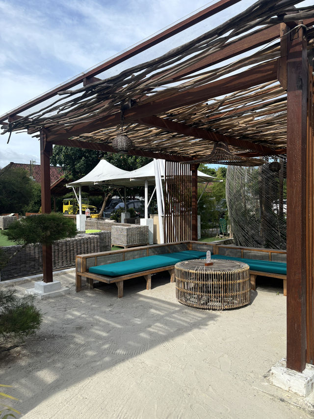 Relax and Recharge at Lantis Resto & Bar 🍹🌴