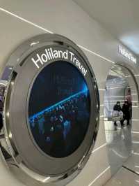 Holiland ร้านเบเกอรี่ธีมอวกาศ