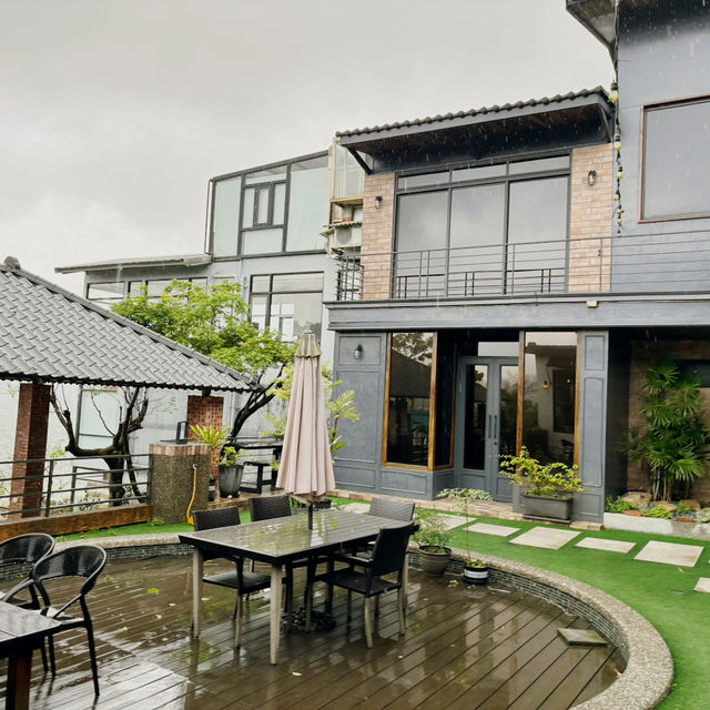 雨霧中的溫暖時光：金山猿咖啡 