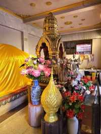 วัดมหาธาตุวรวิหาร สักการะพระปรางค์เก่าแก่