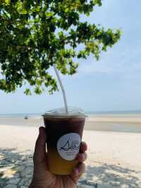 Little Sea Huahin คาเฟ่สุดมินิมอล ริมทะเลหัวหิน
