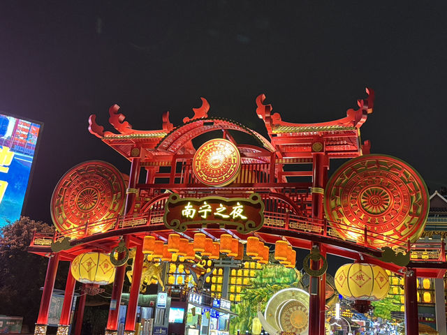  **🌃【南寧必打卡】南寧之夜：666米國潮街區，非遺打鐵花+百處網紅點，夜遊新地標！**  