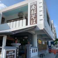 豚足の煮込みがのった沖縄そば