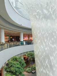 ชมน้ำตกในร่มที่สูงที่สุดใน Jewel Changi Airport