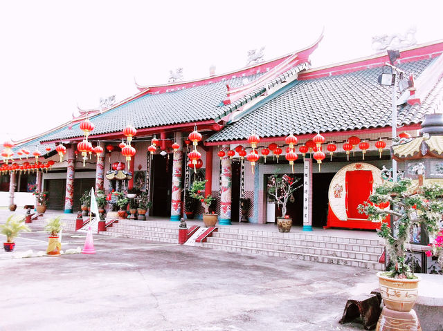 Choo Kong Soo Yin Temple: Where Incense Meets Instagram (and the Best Curry Puffs Live)🏯