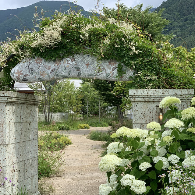 【山梨】白い建物と石畳 緑、季節の花々 様々なオシャレな飲食店やお土産店