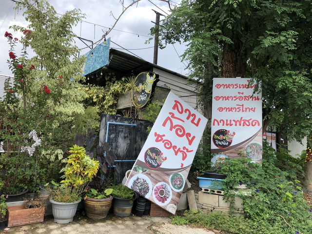 ソムタムの美味しい明るい店内のレストラン