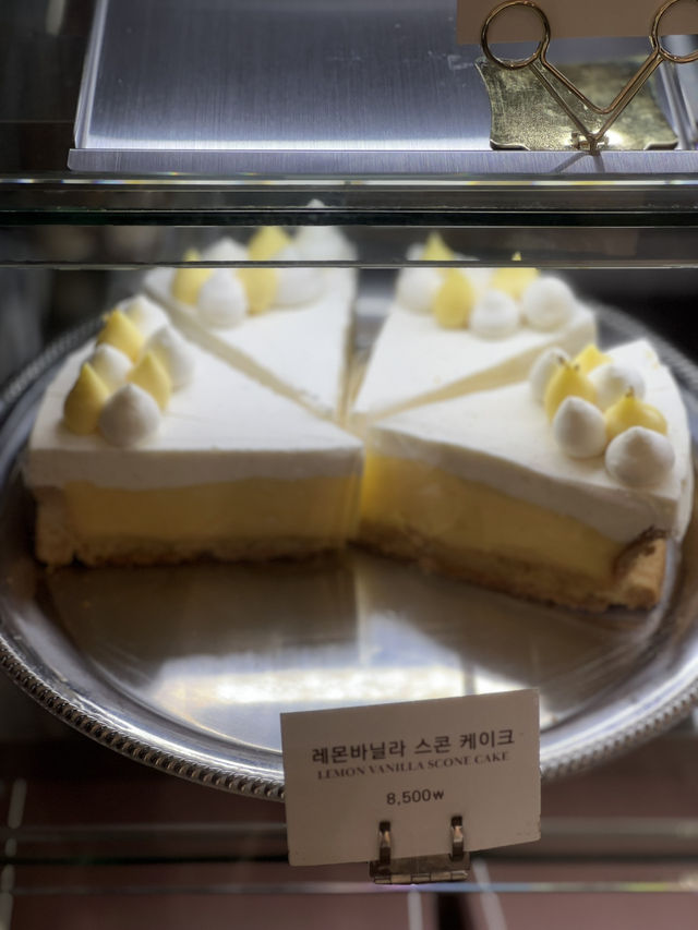 ☕ “세련된 분위기와 디저트, 그리고 여유로운 시간 – 강남 '레뽀드라라'"