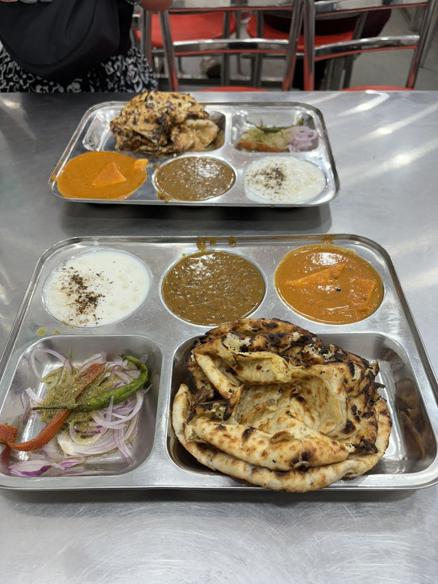 🥘🔥【デリーのローカル絶品グルメ！】 Amritsari Chur Chur Naanでナンの概念が変わる…！😳