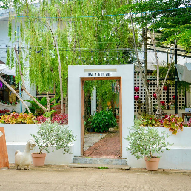 คาเฟ่สัตหีบ ท่ามกลางสวนในซอยลึก บรรยากาศร่มรื่น