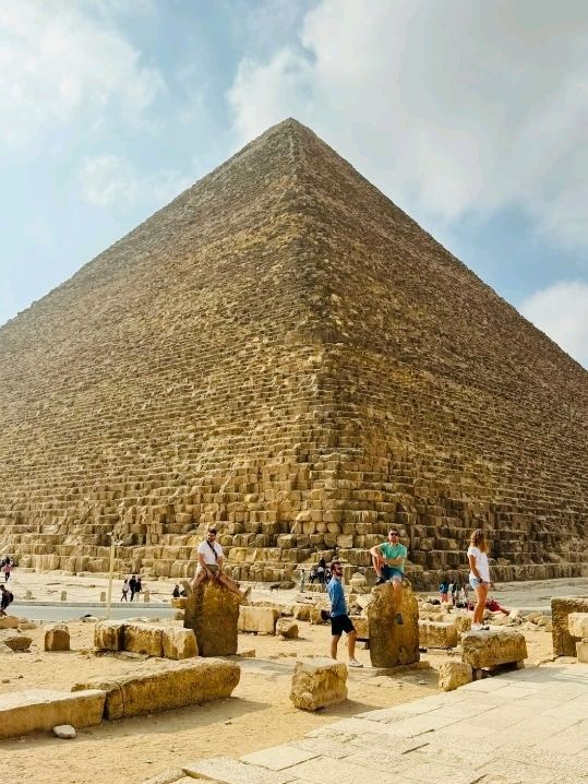 「ギザの大ピラミッド」—時を超えた古代の奇跡に圧倒される