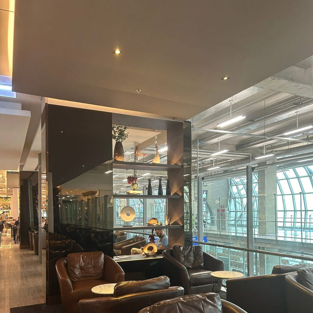✈️ スワンナプーム空港で快適な旅を！ タイ料理からカフェ、免税店まで充実の施設で、出発前の時間もゆったり過ごせます。 