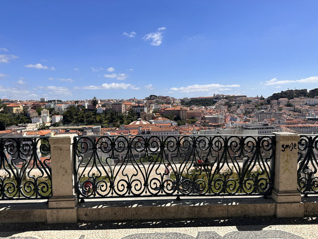 【サン・ペドロ・デ・アルカンタラ展望台（Miradouro de São Pedro de Alcântara）】