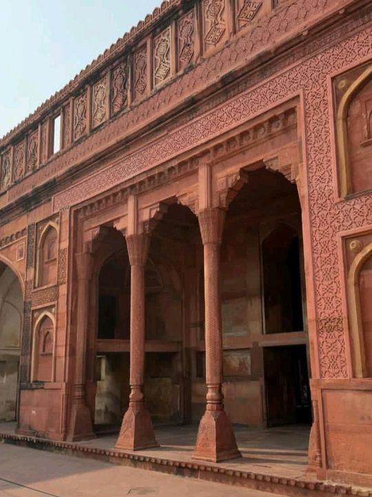  Agra Fort – The Silent Guardian of the Mughal Era 