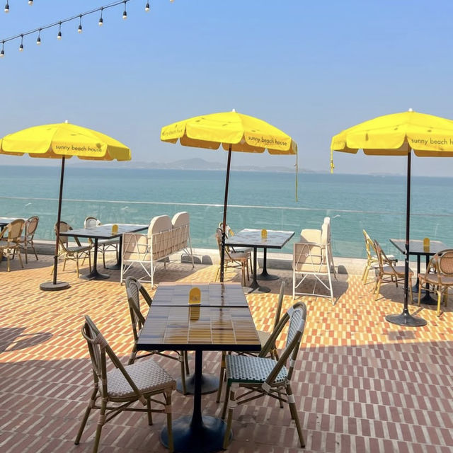 🏖️ Sunny Beach House – คาเฟ่ริมทะเล