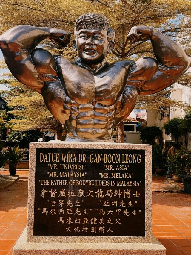 🏋️‍♂️🇲🇾 Father of Bodybuilding Statue – A Hidden Gem in Melaka! 💪🗿