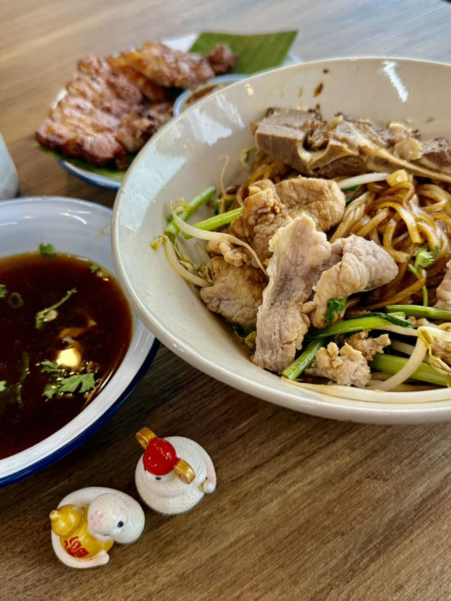 高雄大立百貨A館電影院旁邊（大城老船麵）美食小吃.值得推薦大家