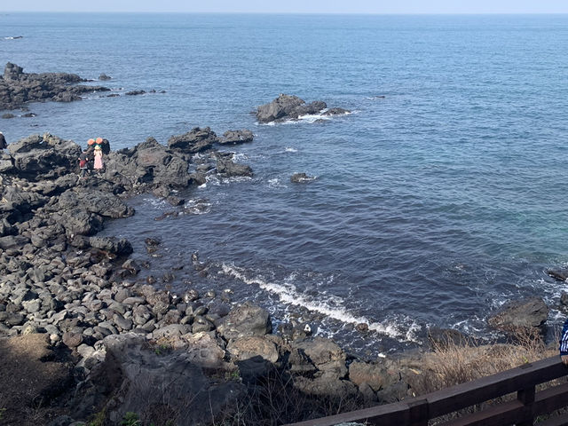 📍Quick Stop at the Dragon’s Head – Yongduam Rock, Jeju
