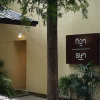 ทิวา & รษา Thai Kitchen and Café แบบสดใหม่ 