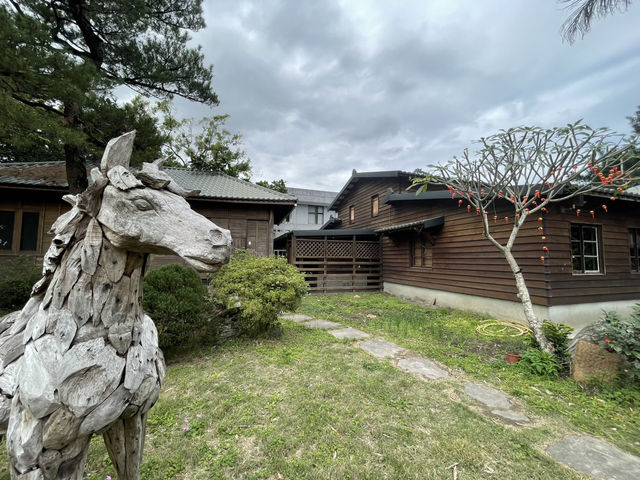走進臥松園區