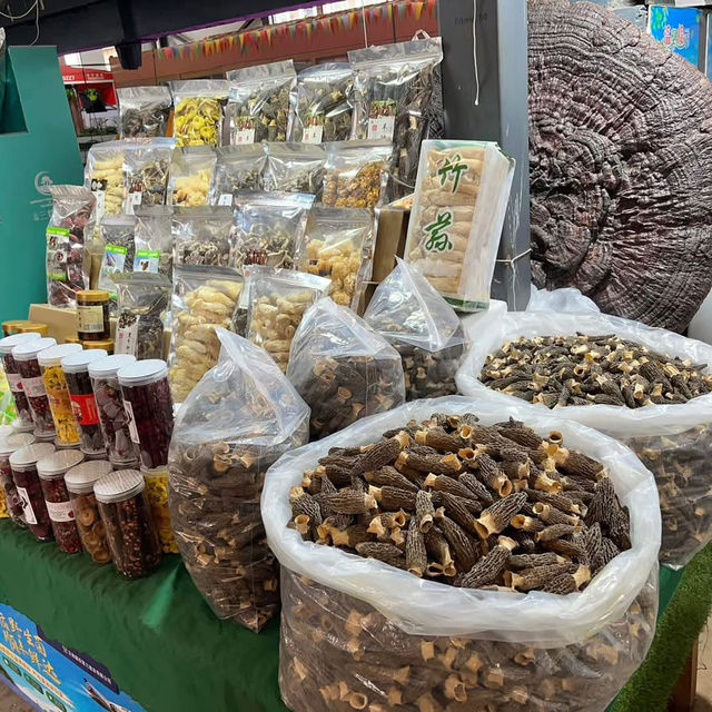 🧺🌶️ Daguanzuanxin Farmers’ Market (大观纂新农贸市场) — A Local Foodie Gem in Kunming!