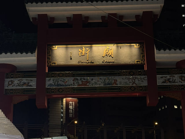 네온사인이 많은 홍콩의 레이디스마켓