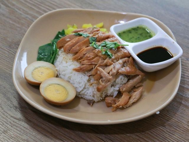 นิยมเส้น ก๋วยเตี๋ยวไก่ตุ๋น & ขนมจีนน้ำยาปักษ์ใต้ ม
