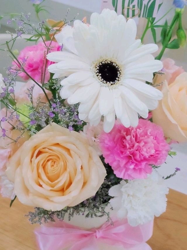ชวนมาเวิร์คช็อปจัดดอกไม้ ที่คาเฟ่สุดมินิมอล 💐