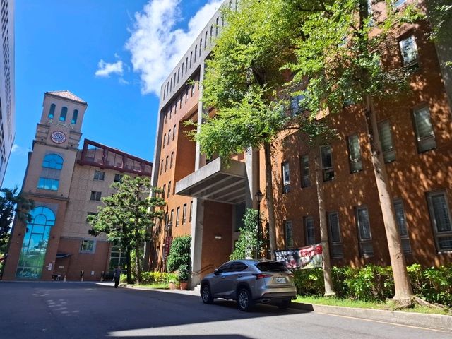 位於台北市博愛特區的 東吳大學城中校區，是一座與城市緊緊相連的校園。
