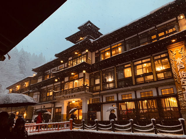 日本玩-「銀山溫泉」一個凝結在日本大正時代及宮崎駿童話裡的雪白世界，此生必訪！