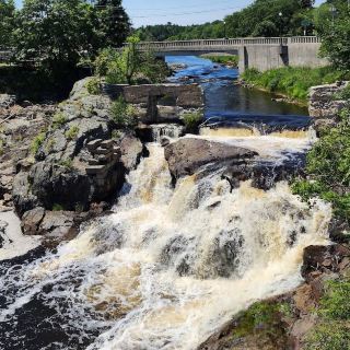 나쁜 리틀 폭포 공원 – 마차이어스의 역동적인 물줄기와 강변의 고요함