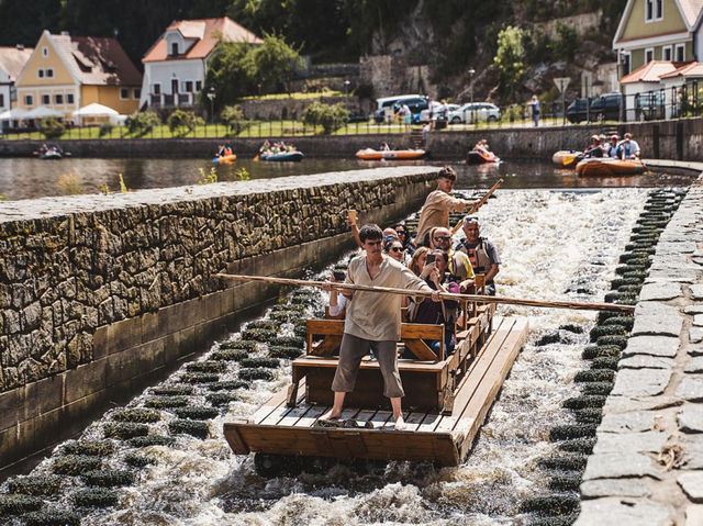Cesky Krumlov….ล่องเรือผ่านเมืองเก่า 