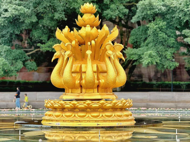 🗿 Leshan Giant Buddha Entrance: Where Stone Giants Meet Vibrant Street Life! 🎪