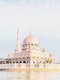 🇲🇾🕌 Putra Mosque: Pink Perfection Meets Golden Hour Magic! 🌇