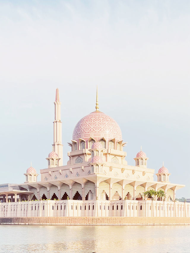 🇲🇾🕌 Putra Mosque: Pink Perfection Meets Golden Hour Magic! 🌇