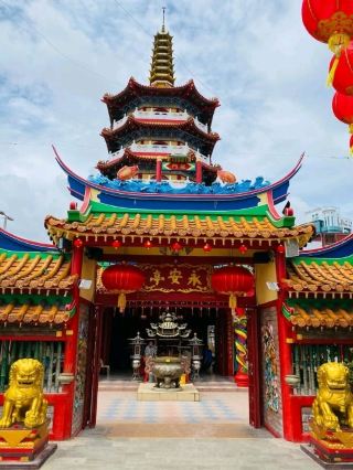 Cui Kao Pek KongOne of the big and old temples in Batam cityThe temple here is quite big and spaciousThere are those who sell drinks and snacks at the kiosks