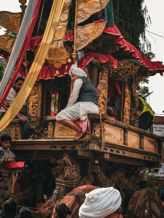 セト・マチンドラナート・ジャトラ：カトマンズに伝わる古代の祝福の祭り。